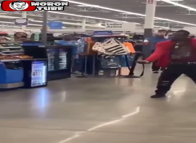 Video :Walmart customers defuse a dangerous guy brandishing a knife to stop him